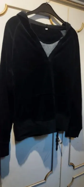 Sweat a capuche col V