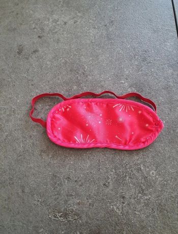 A donner dans un lot :Masque neuf pour dormir