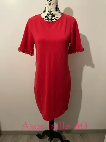 Robe rouge à manches courtes à dentelle col rond longueur genou Asos taille 40
