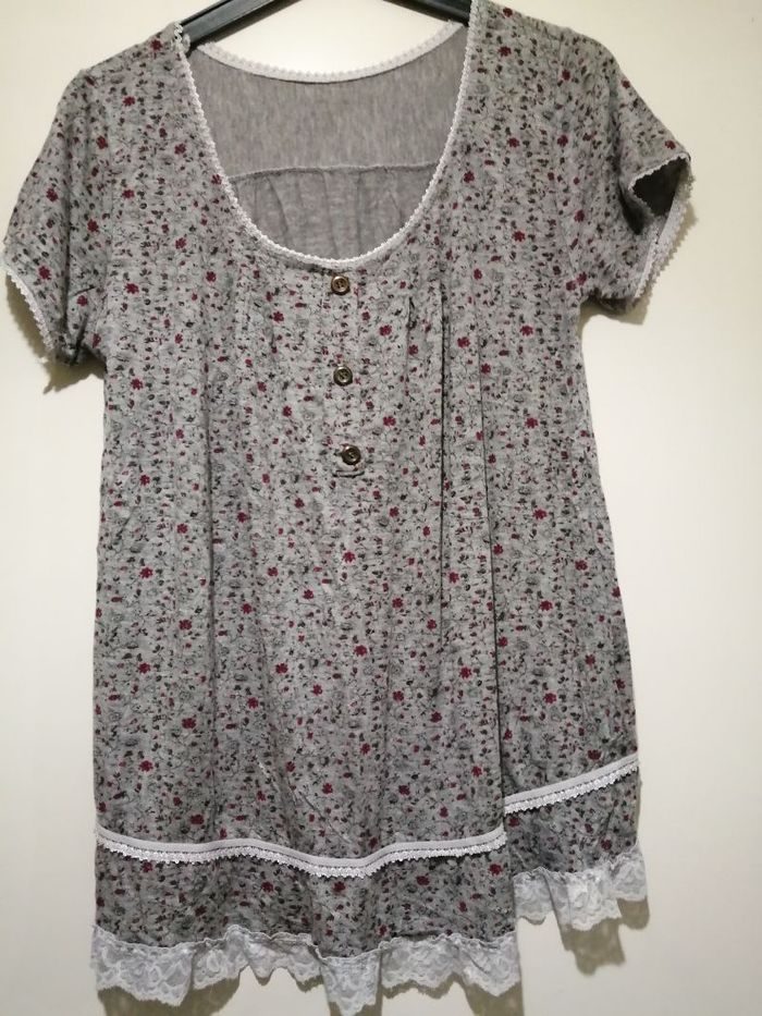 Tee shirt imprimé fleuri gris. Taille M.