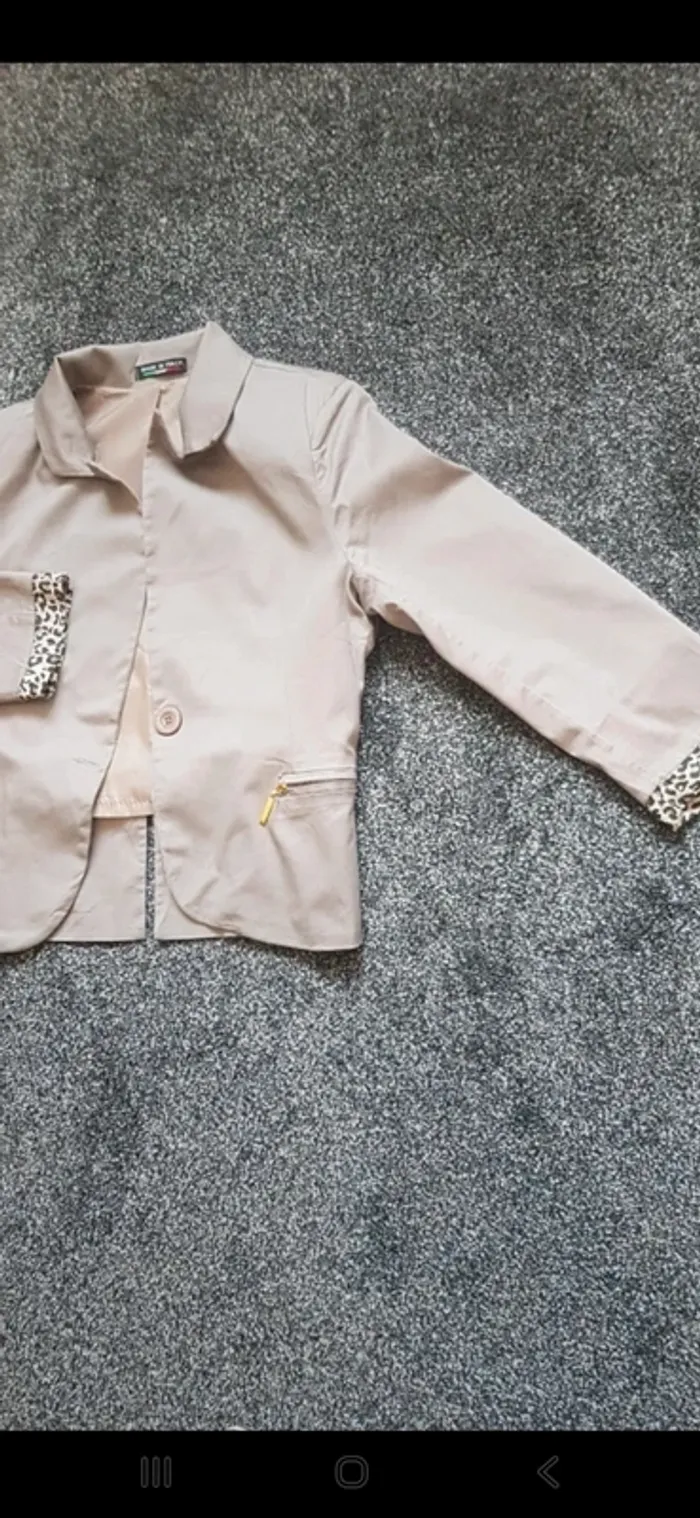 Superbe Blazer taupe taille L
Couleur entre le gris et taupe - photo numéro 3