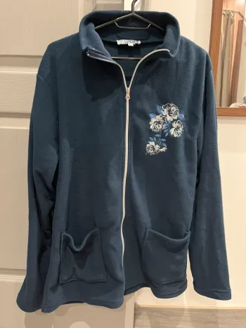 Veste polaire bleue marine fleurie