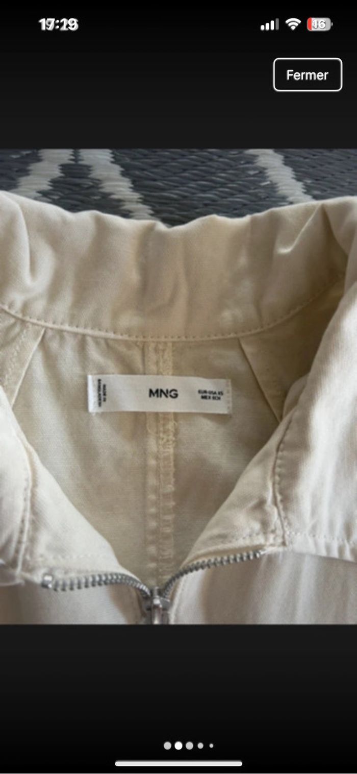 combinaison Mango de couleur écrue, coupe style workwear avec zip frontal et quatre poches pratiques - photo numéro 2