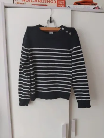 Marinière Petit bateau ornée  de 3boutons métal argenté sur l'épaule t10ans