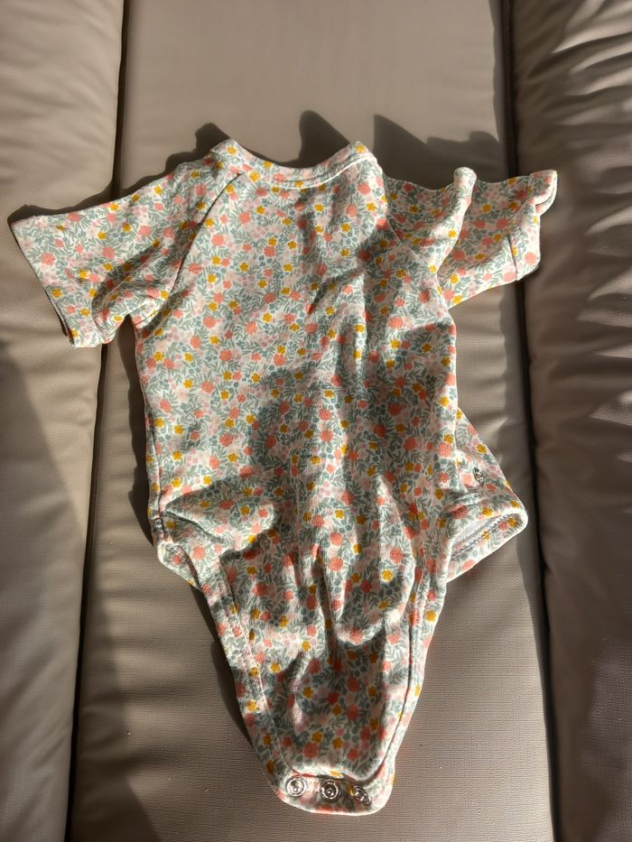 2 Bodys neufs naissance et bonnet - photo numéro 4
