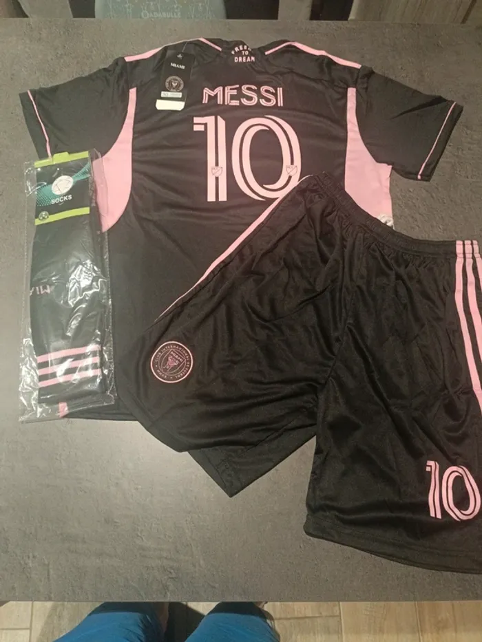 Tenue foot Léo Messi Inter Miami noir/rose. T.30