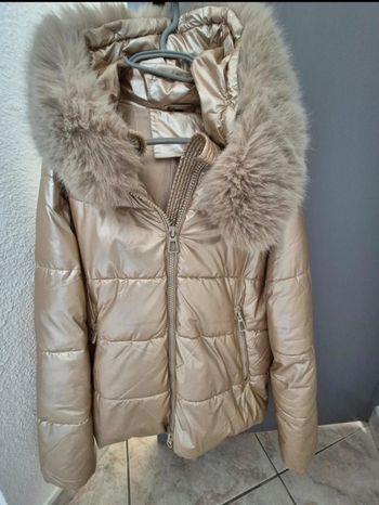 Manteau neuf doré