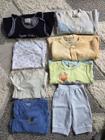 Lot de 8 vêtements bébé pyjama bodies pantalon 1 mois très bon état