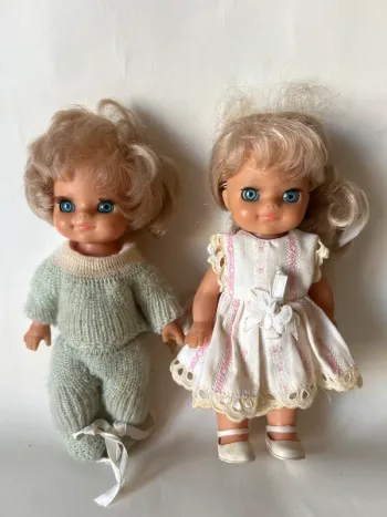 Lot de 2 poupées vintage avec tenues