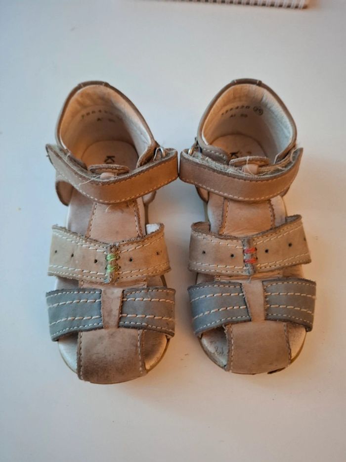 Sandales kickers taille 25.