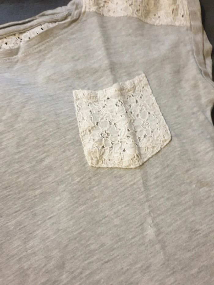 Tee-shirt fille gris et dentelle blanche taille 10 ans - photo numéro 2