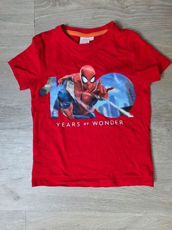 T-shirt Spiderman Rouge Marvel '10 Years of Wonder' Taille 6 ans Parfait etat