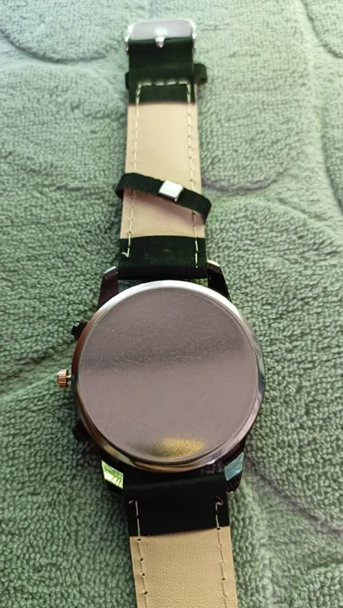 Montre homme noir et doré neuve - photo numéro 2