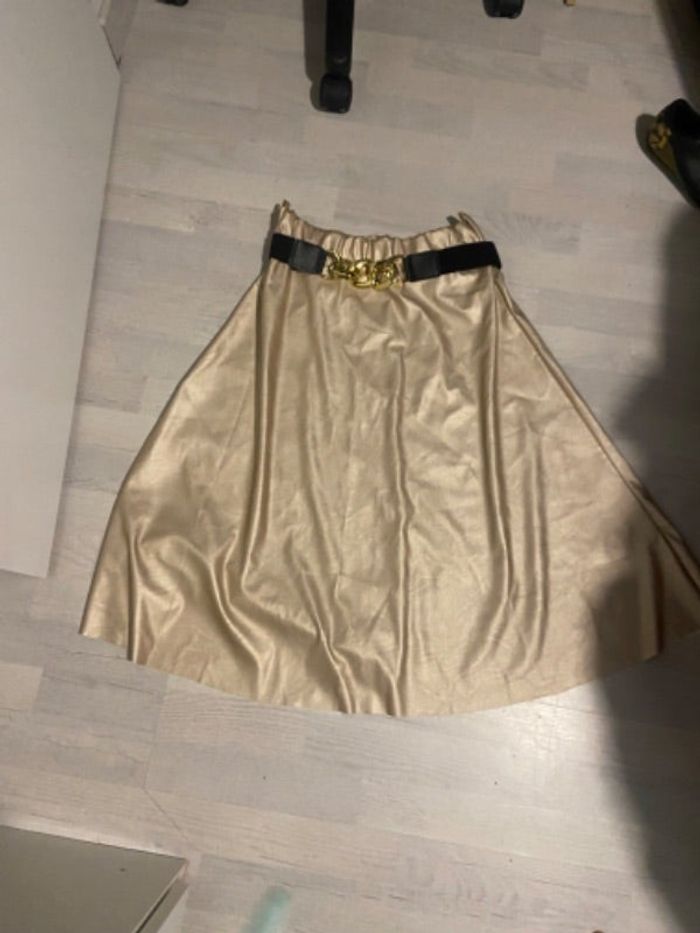Jupe brillante dore