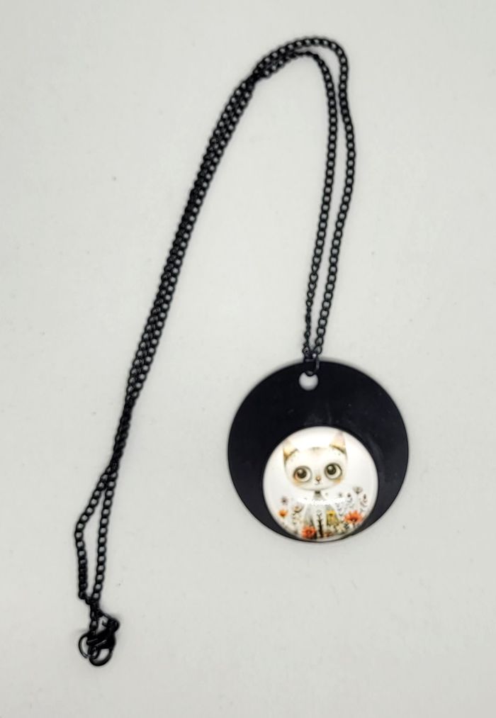 Bijoux création collier cabochon de verre chat blanc