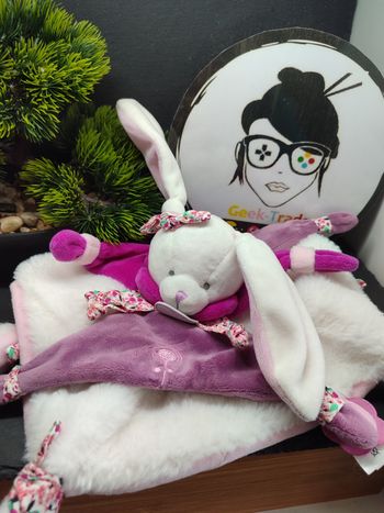 Doudou et compagnie plat Cerise lapin blanc rose prune Blanc Violet Fleur Dc2703