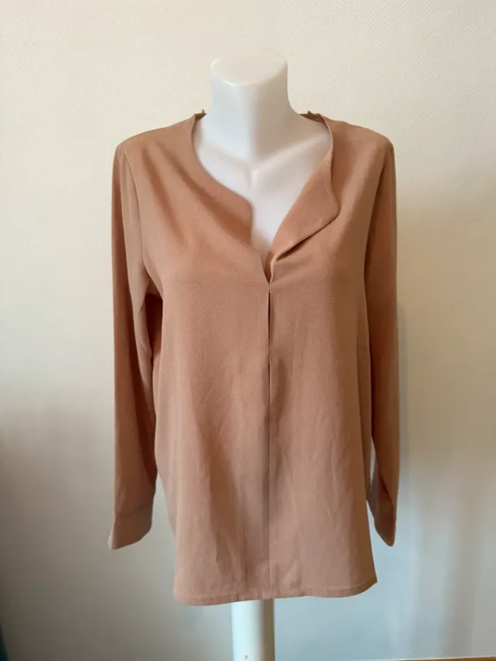 Blouse beige en très bon état taille L Molly bracken