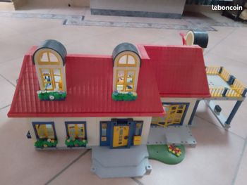 Maison Playmobil avec accessoires