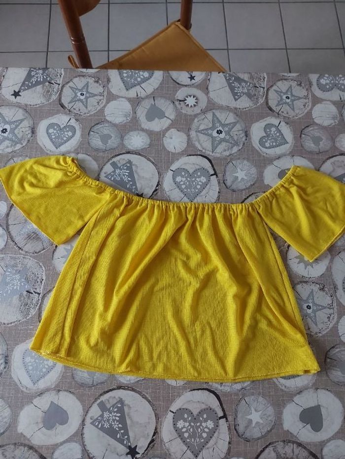 Tee-shirt jaune épaule dénudée