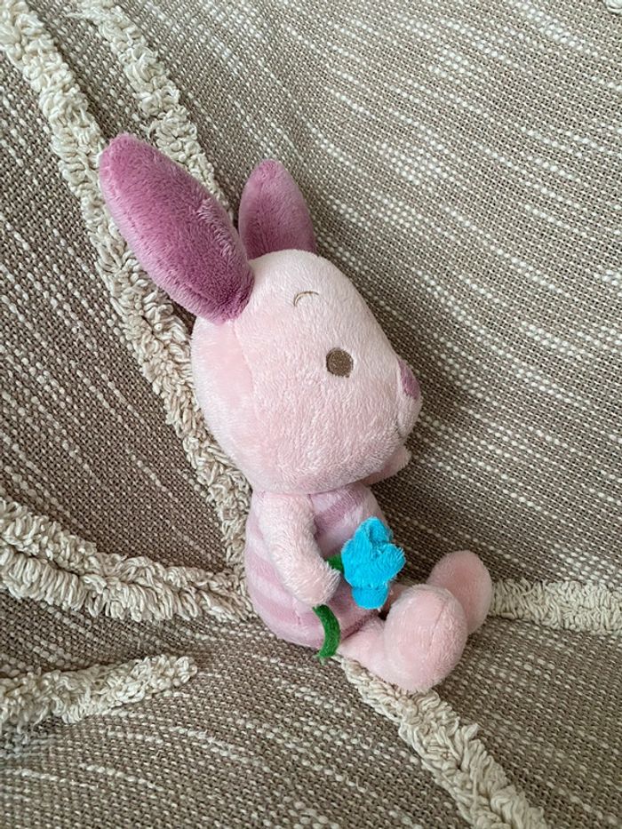 Peluche doudou 27cm Disney Winnie Porcinet cochon rose fleur bleu parfait état - photo numéro 2