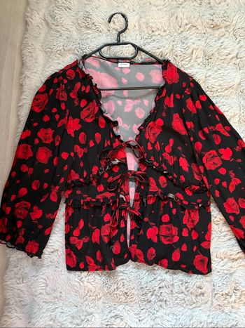 Haut rouge et noir