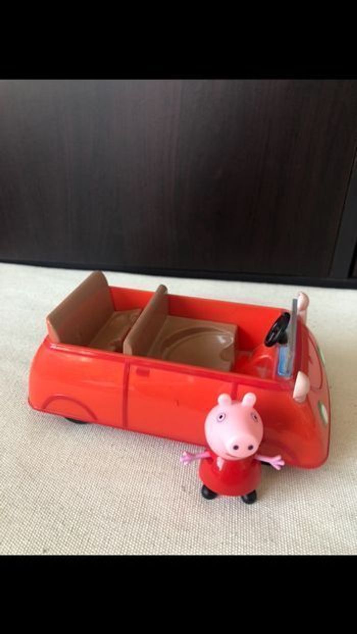 Véhicule avec figurine - voiture rouge - Peppa Pig