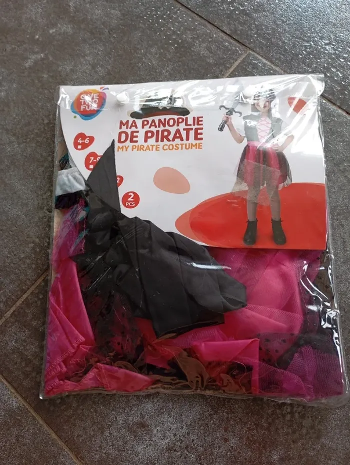Costume pirate fille 10/12 ans mais taille très petit