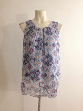 T shirt bleu clair ◦ motifs fantaisie multicolore ◦ col rond ◦ sans manches ◦ look féminin