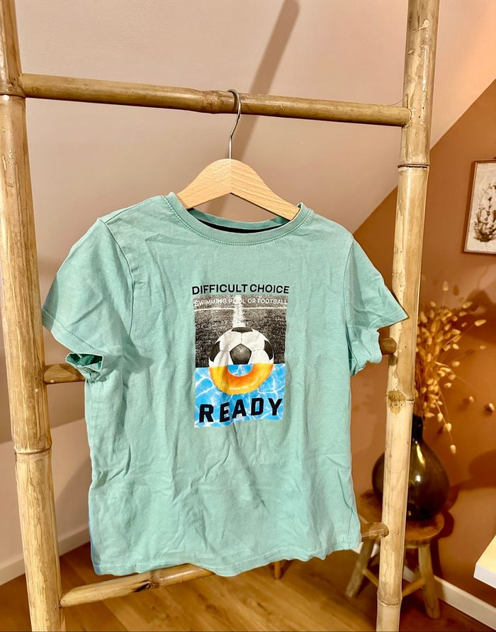 🤍 Teeshirt turquoise motif ballon Kiabi taille 8 ans 🤍 - photo numéro 2