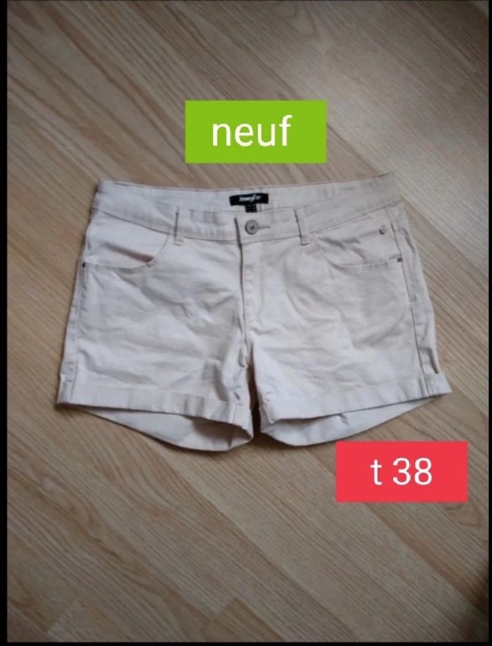 Short beige. Femme. Neuf. Jennyfer.
Taille 38