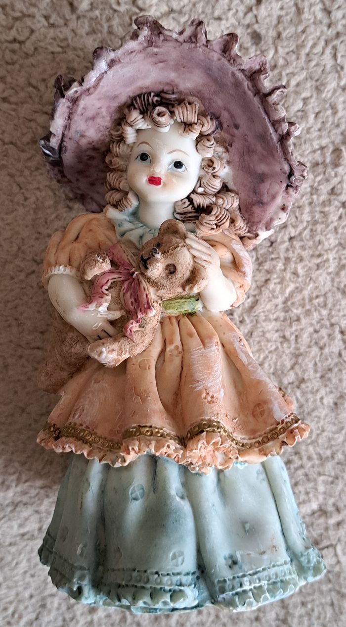 🗿 Statuette en platre - fille avec ourson