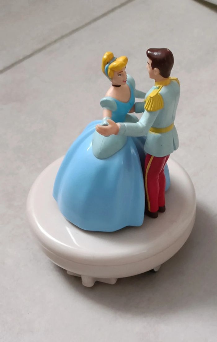 Figurine musicale avec Cendrillon et son prince