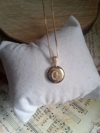 Collier médaillon doré lettre prénom C