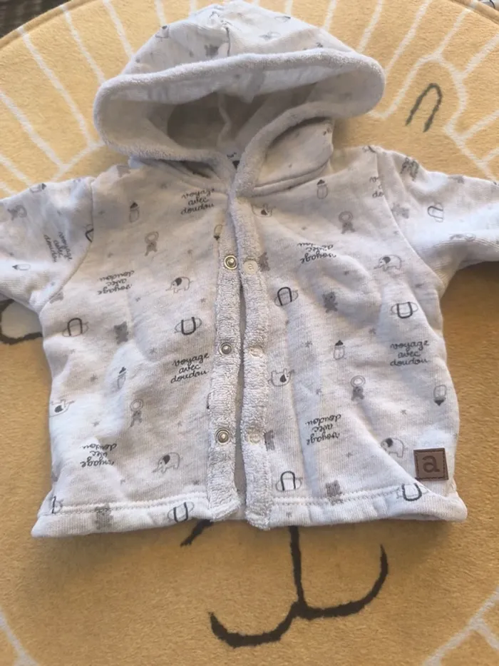 Gilet légèr  capuche 1 mois - photo numéro 3