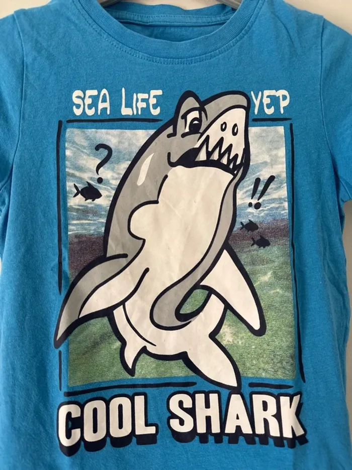👕 T-shirt requin - garçon - la halle 4 ans -104 cm- 100% coton - bon état - photo numéro 2