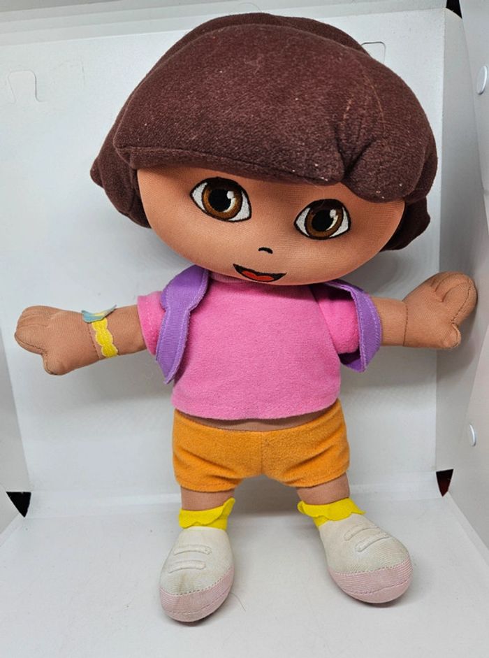 Dora l'exploratrice. 
Hauteur : 32cm.