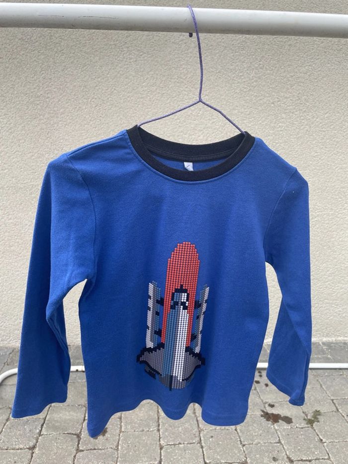 Joli t-shirt bleu avec une fusée
