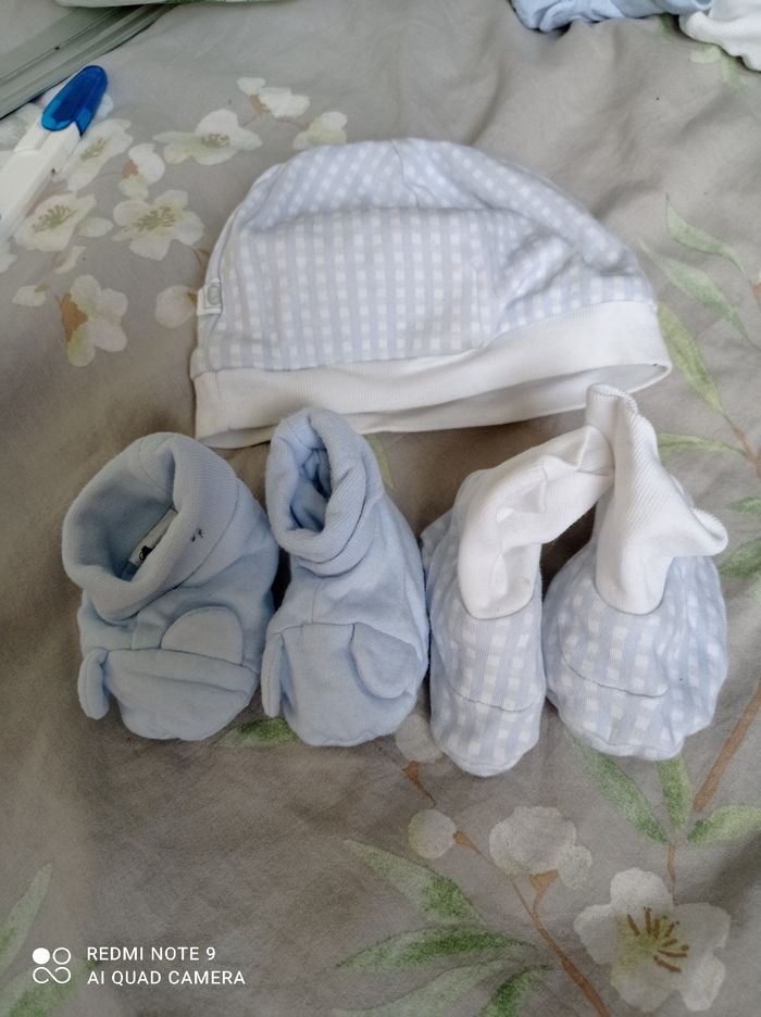 Lot de 2 paires de chaussons et bonnet