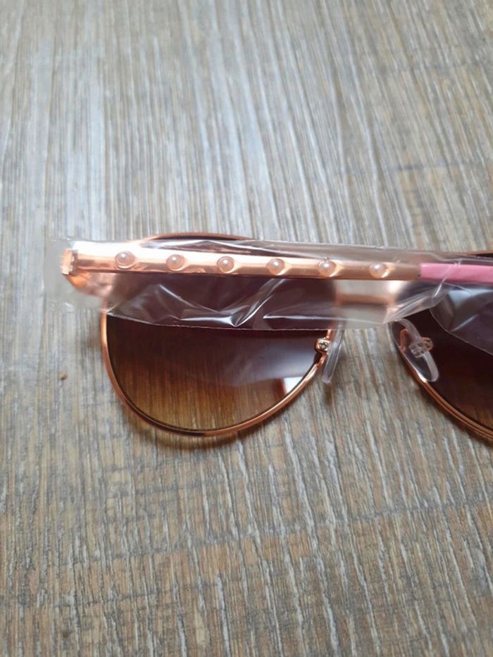 Lunettes de soleil enfant métal
indice 3
neuf Claire's - photo numéro 2