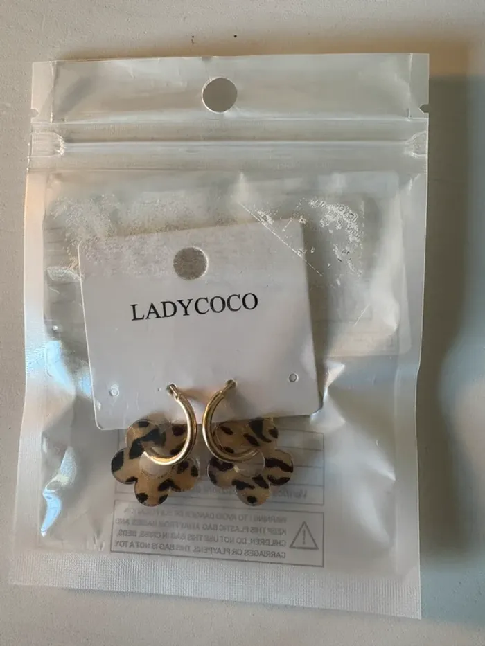 Boucles d’oreilles Ladycoco – Créoles fleurs motif léopard - photo numéro 3