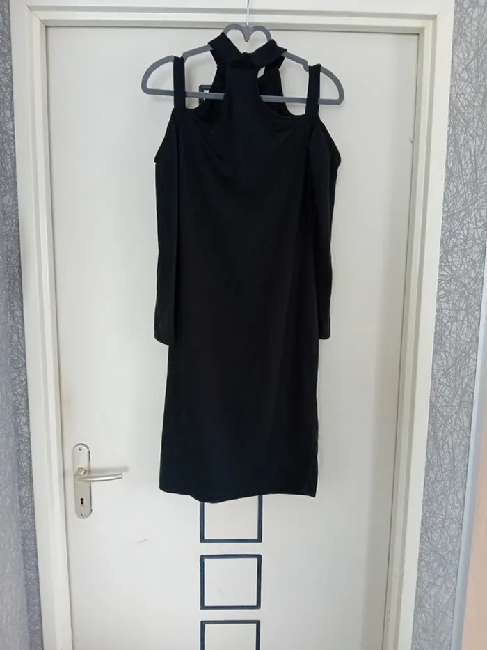 Longue Robe Noir Epaule dénudé Taille L