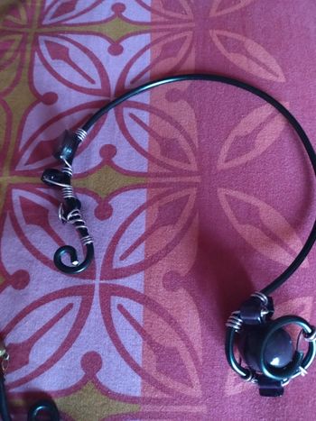 Joli collier rigide tour du cou