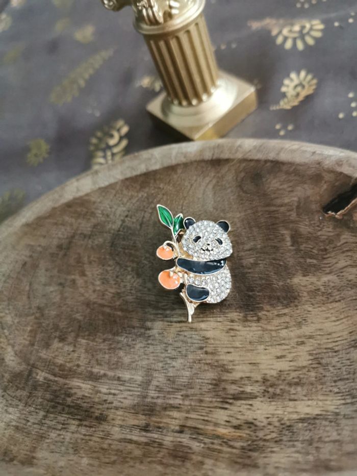 Broche femme panda - photo numéro 2