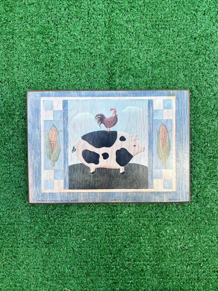 Plaque déco vintage ARTHUR A. KAPLAN 1993 – bois 18 x 12,5 cm – ferme américaine