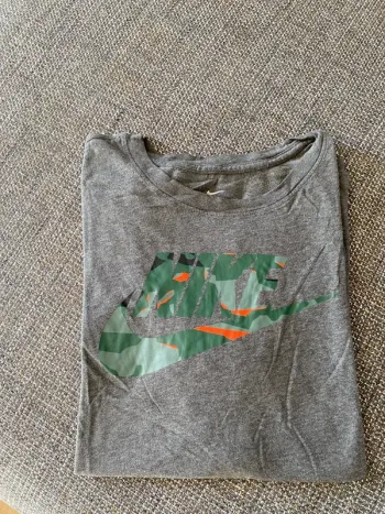 T-shirt Nike Homme XL – Gris Anthracite avec Logo Camouflage Kaki/Orange Édition Originale