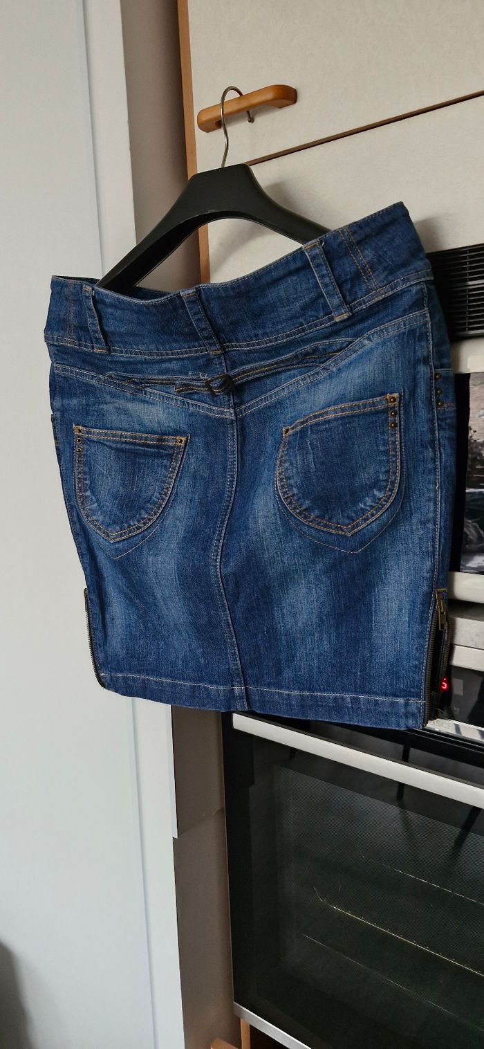 Vend jupe en jeans taille 40  pimkie a boutons et fermeture sur le côté - photo numéro 2