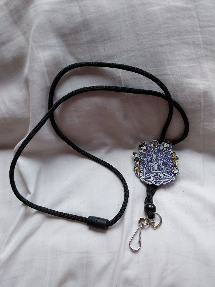 Collier Disney 100 ans cast member