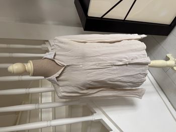 Chemise Bel Air beige avec col en dentelle blanche