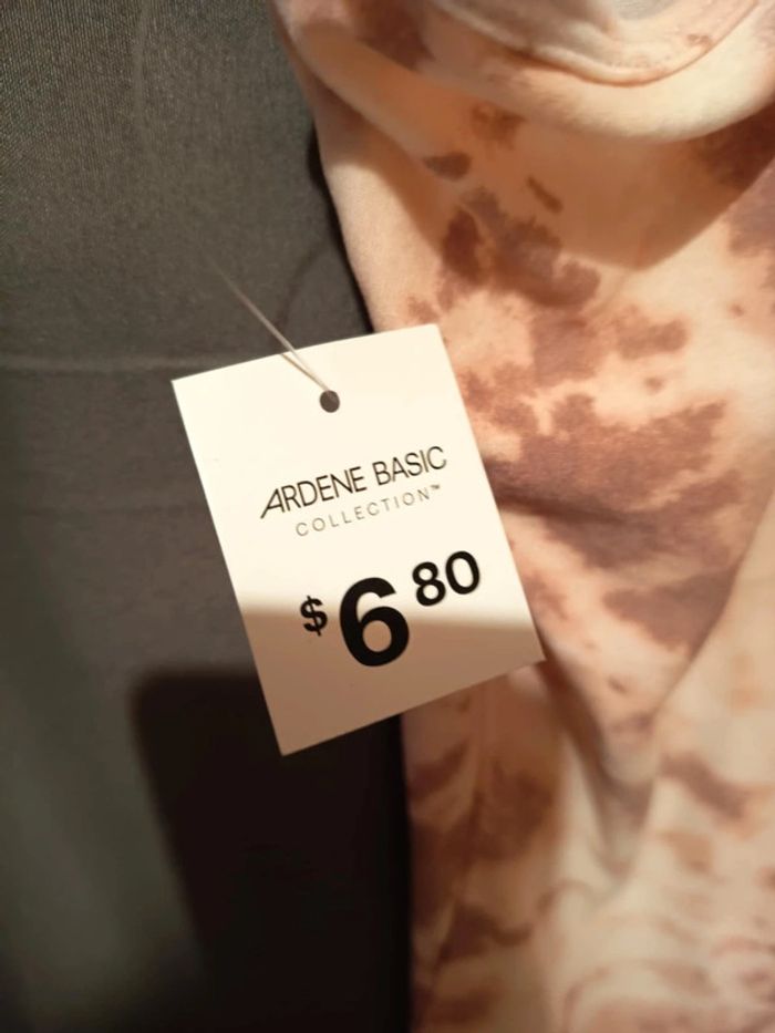 Débardeur femme. Marque Ardene basic . Taille M . Matière très douce , polyester et elasthane. - photo numéro 4