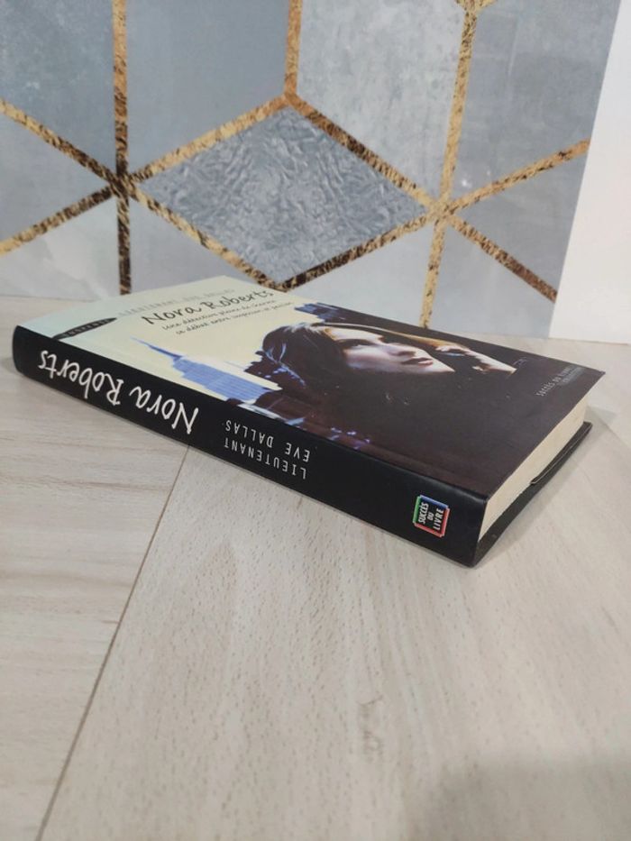 Livre grand format Lieutenant Eve Dallas Nora Roberts - photo numéro 2